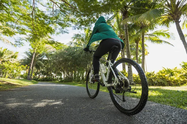 Жінка Їде Велосипеді Парку Сонячний День — стокове фото