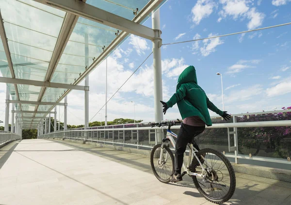 Mulher Andar Bicicleta Sem Segurar Guidão Sem Mãos Bicicleta Cidade — Fotografia de Stock