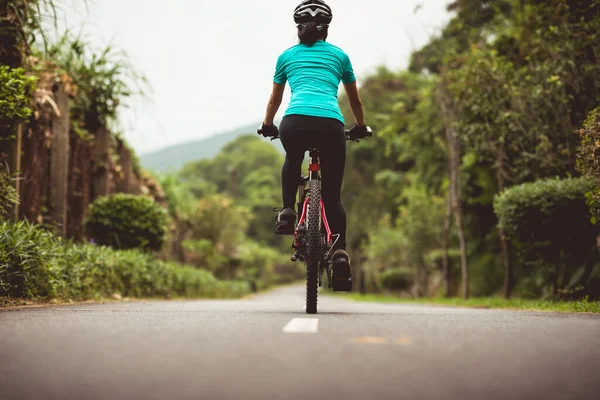 Montar Bicicleta Sendero Del Parque Tropical — Foto de Stock