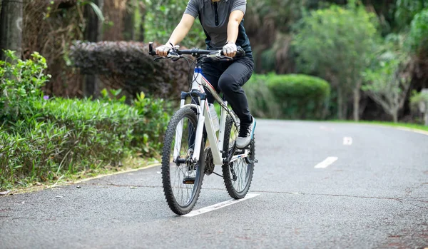 Tropikal park yolunda bisiklet sürmek