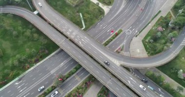 Şehir yollarının üst manzarası, yeşillik ve ulaşım ile