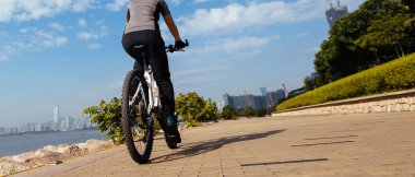 Sahil yolunda bisiklet sürmek