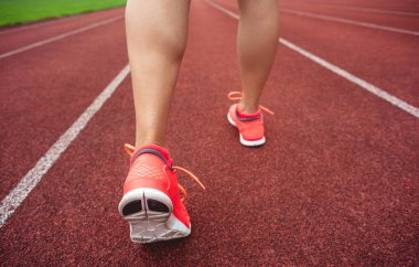 Runner ayak üzerinde kırmızı koşu parkuru Stadyumu