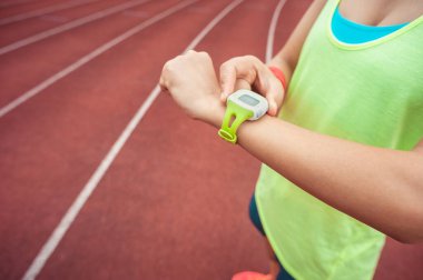 genç kadın atlet set ve seyir spor akıllı saatine çalışmaya hazır