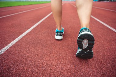 Runner ayak üzerinde kırmızı koşu parkuru Stadyumu