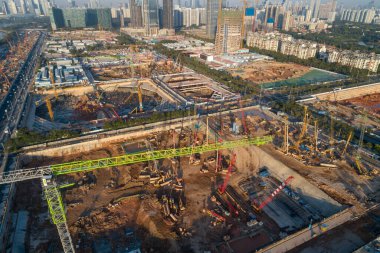 Çin 'de metro ve çok katlı apartman manzarası.