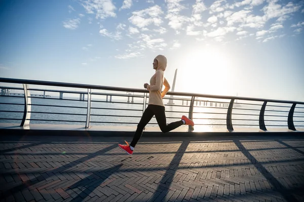 Fitness Kvinna Löpare Som Springer Havsbron — Stockfoto