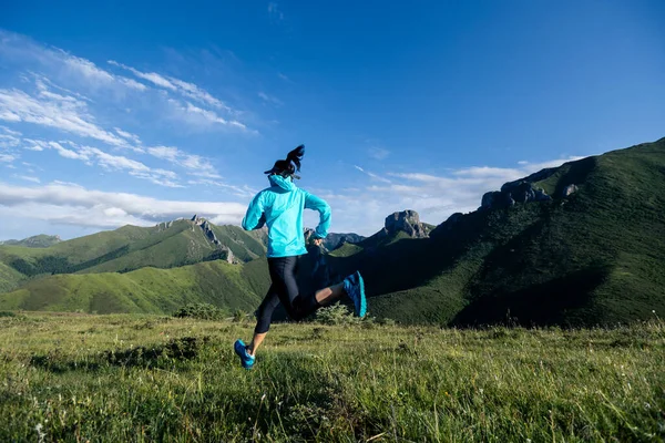 Giovane Donna Ultramaratona Corridore Esecuzione Cima Alla Montagna — Foto Stock