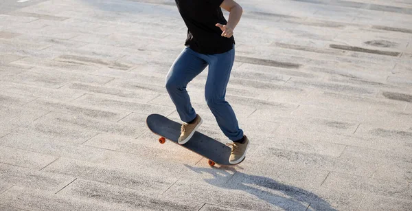 Skateboarder Skateboarding Venku Městě — Stock fotografie