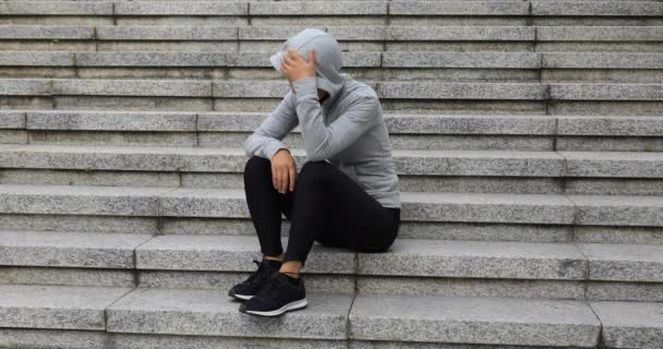 Mulher Perturbada Sentada Sozinha Nas Escadas Cidade — Vídeo de Stock