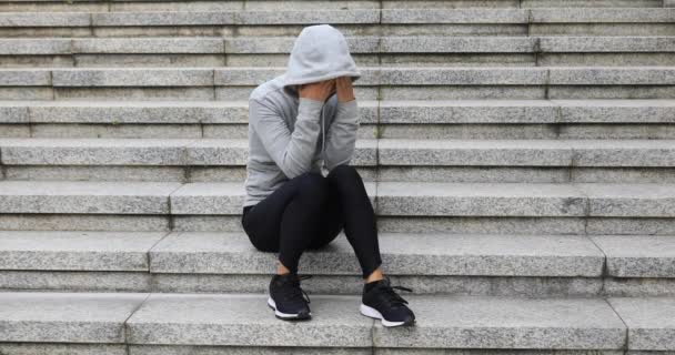 Mujer Molesta Sentada Sola Las Escaleras Ciudad — Vídeo de stock