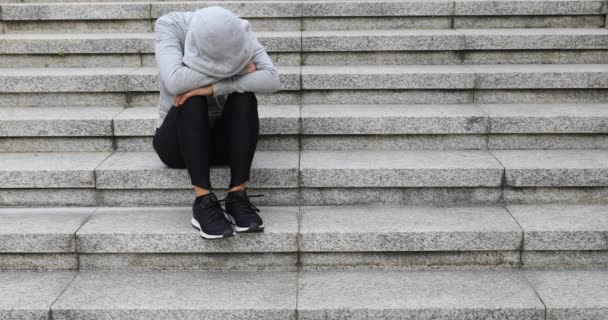 Mujer Molesta Sentada Sola Las Escaleras Ciudad — Vídeos de Stock