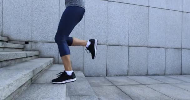 Junge Frau Joggt Freien Auf Der Treppe — Stockvideo