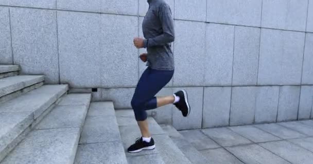Mulher Fitness Correndo Escadas Cidade — Vídeo de Stock