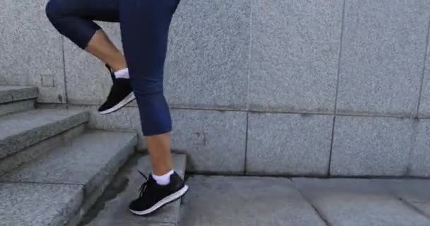 Fitness Frau Läuft Der Stadt Treppe Hinauf — Stockvideo