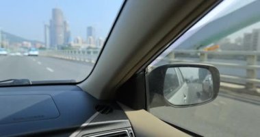 Araba yolda gidiyor.