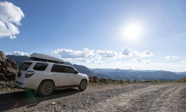 Yüksek rakımlı dağın tepesinde off-road araba sürüyorum.