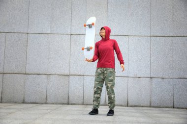 Şehirde kaykaycı ve kaykaycı.