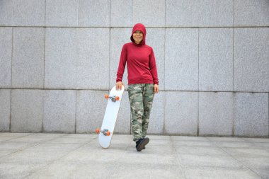 Şehirde kaykaycı ve kaykaycı.