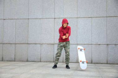 Şehirde kaykaycı ve kaykaycı.