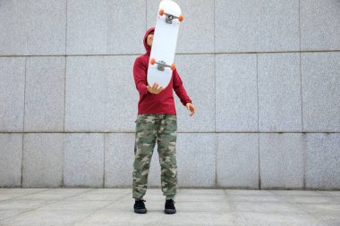 Şehirde kaykaycı ve kaykaycı.