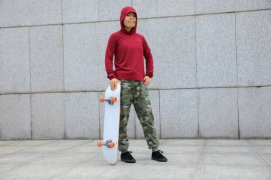 Şehirde kaykaycı ve kaykaycı.