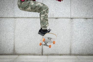 Şehirde kaykaycı ve kaykaycı.