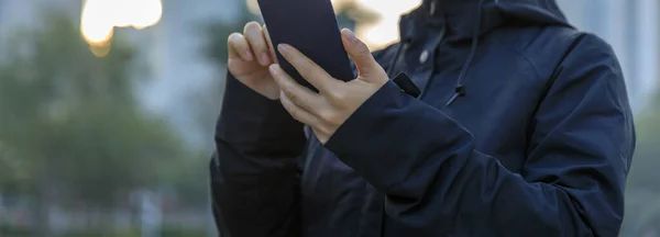 Focused Bald Woman Using Cellphone City — Zdjęcie stockowe