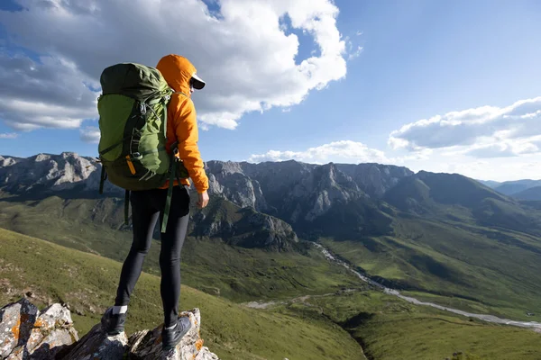 成功した女性バックパッカーハイキングで高山の山のピーク — ストック写真