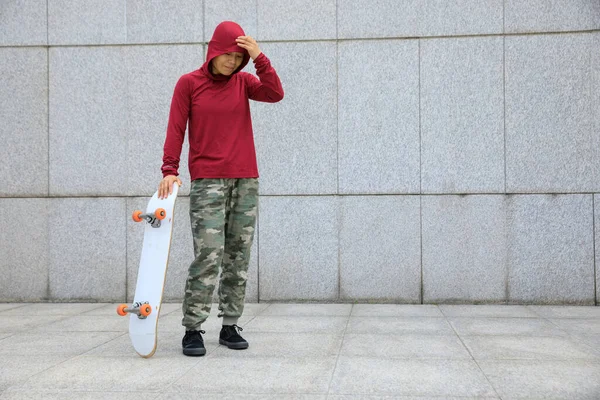 Skateboardista Skateboardem Venku Městě — Stock fotografie