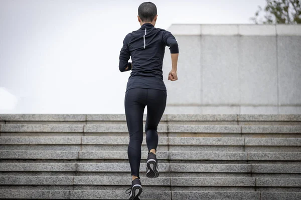 Mulher Fitness Correndo Escadas Cidade — Fotografia de Stock