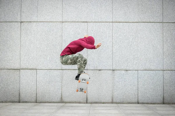 Skateboarder Met Skateboard Buiten Stad — Stockfoto