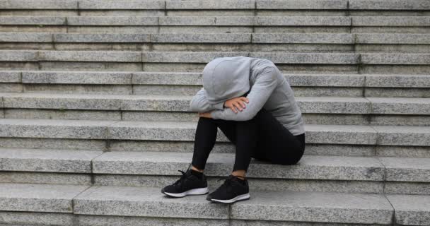 Mujer Molesta Sentada Sola Las Escaleras Ciudad — Vídeos de Stock