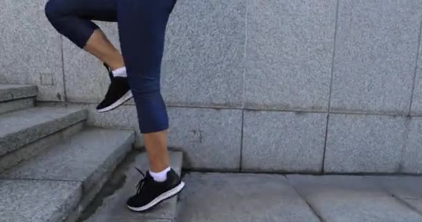 Mulher Fitness Correndo Escadas Cidade — Vídeo de Stock