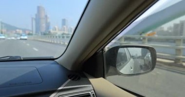 Çin 'de otoyolda araba sürmek.