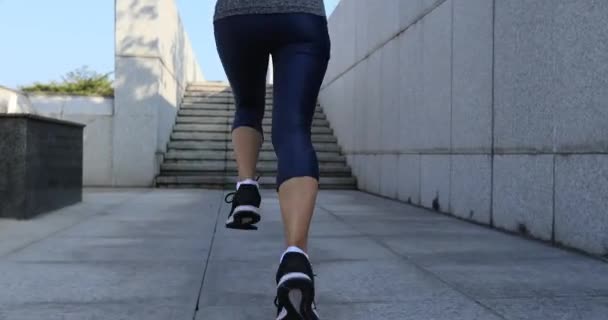 Fitness Frau Läuft Der Stadt Treppe Hinauf — Stockvideo