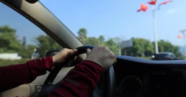 Mujer Conduciendo Coche Ciudad Carretera — Vídeo de stock
