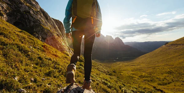 Solo Kvinna Backpacker Vandring Alpina Bergstoppen — Stockfoto