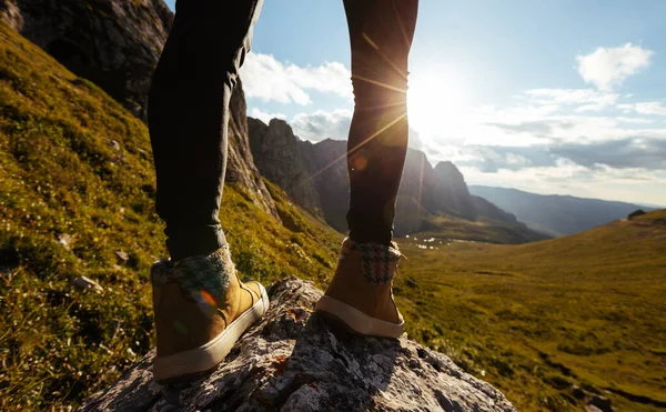 Succesvolle Vrouw Wandelaar Benen Wandelen Zonsondergang Bergtop — Stockfoto