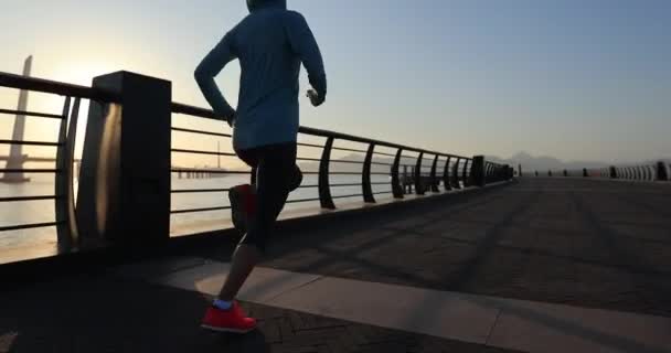 Atleta corredor correndo na praia — Vídeo de Stock