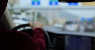 Çin 'de otoyolda araba sürmek.