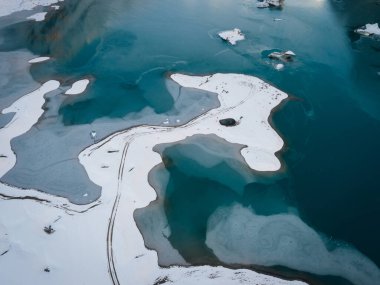 Çin, Tibet 'teki güzel donmuş buzullu göl manzarası.