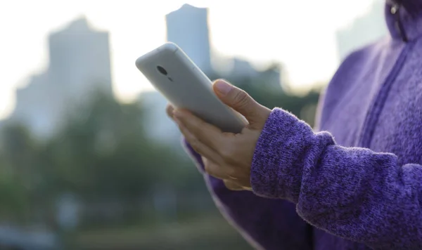 Woman Using Cellphone City — Stock Photo, Image