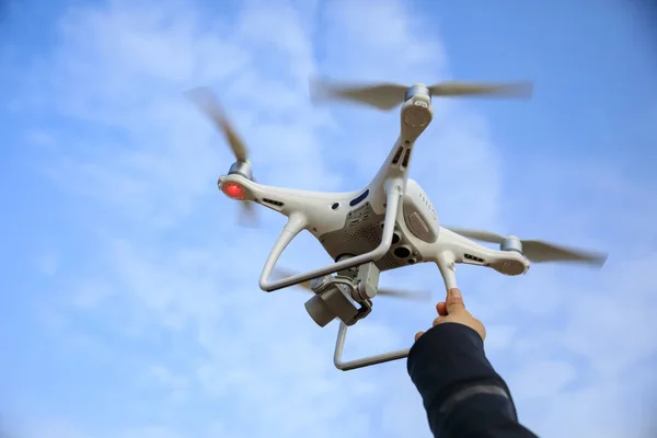 Kéz Eléri Fehér Drón Kamerával Repül Ellen Kék — Stock Fotó
