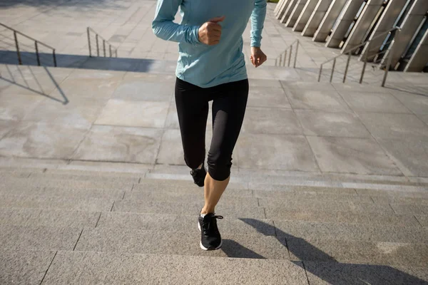 Fitness Sporcusu Kadın Şehirde Merdivenleri Koşarak Çıkıyor — Stok fotoğraf