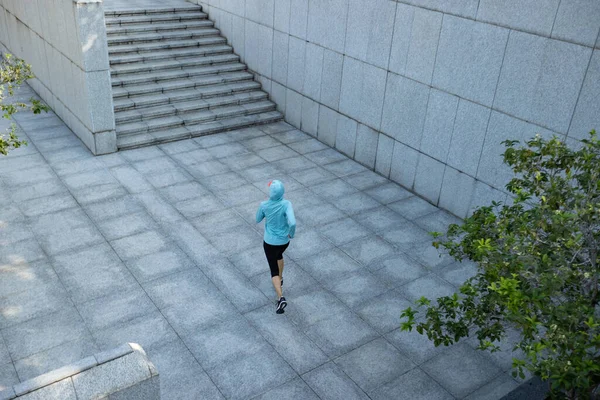 都会を走るフィットネス女性 — ストック写真