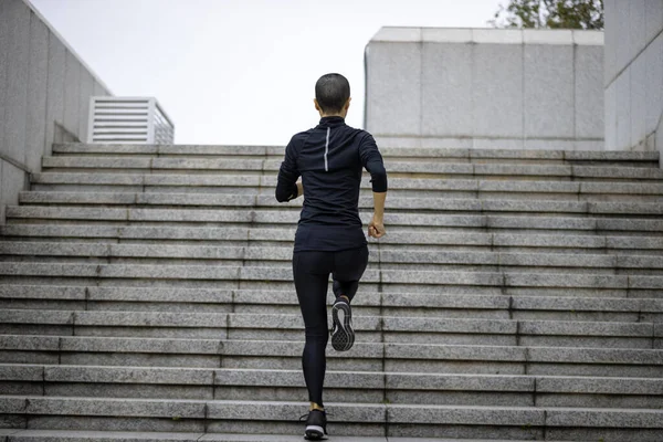 Фітнес Жінка Біжить Сходами Місті — стокове фото