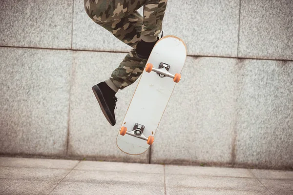 Skateboarder Met Skateboard Buiten Stad — Stockfoto