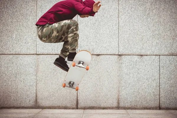 Skateboarder Met Skateboard Buiten Stad — Stockfoto