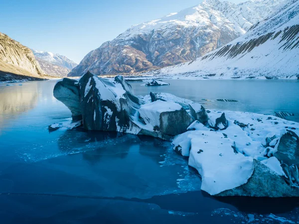 中国西藏美丽的冰冻冰川泻湖的空中景观 — 图库照片